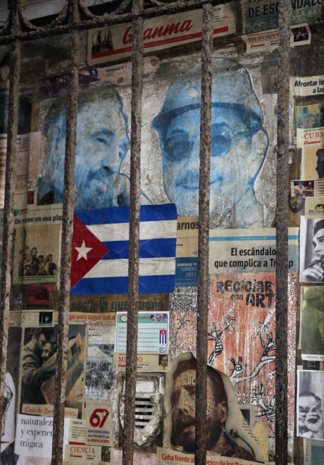 Carteles con imágenes de los hermanos Castro en La Habana