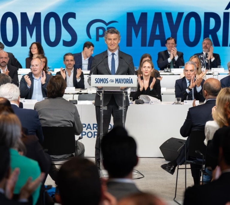 Feijóo arranca campaña para las generales obviando su más que probable dependencia de Vox