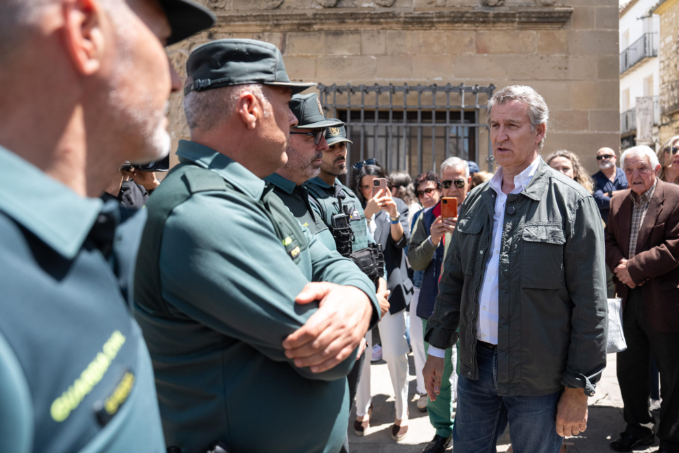 El presidente del PP, Alberto Núñez Feijóo (d), durante su visita de este jueves a Baeza (Jaén)