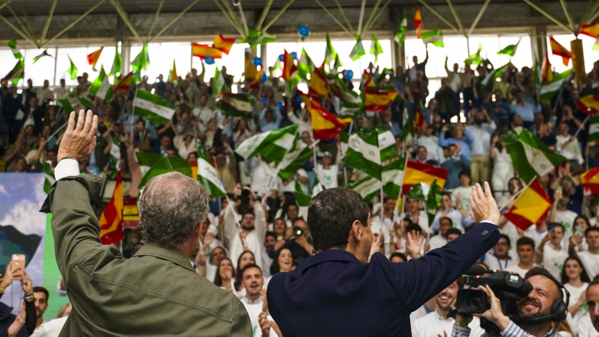 Alberto Núñez Feijóo y Juanma Moreno en un mitin de campaña en Andalucía