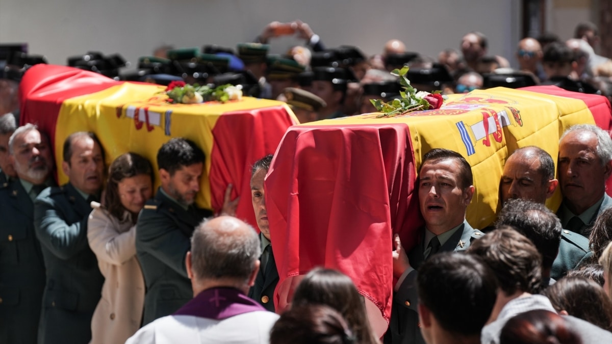Los féretros de los dos agentes fallecidos en el funeral celebrado en la Parroquia de la Purísima Concepción de la capital onubense