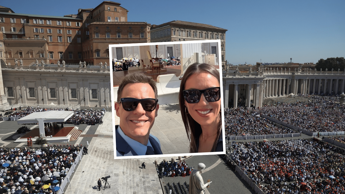 Christian Gálvez y Patricia Pardo se hacen un selfie durante la Audiencia General con el papa.