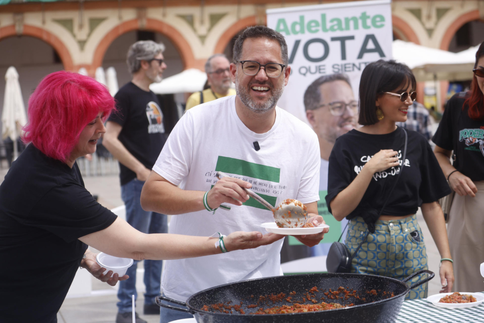 El candidato de Adelante, José Ignacio García, ofrece salmorejo y pisto