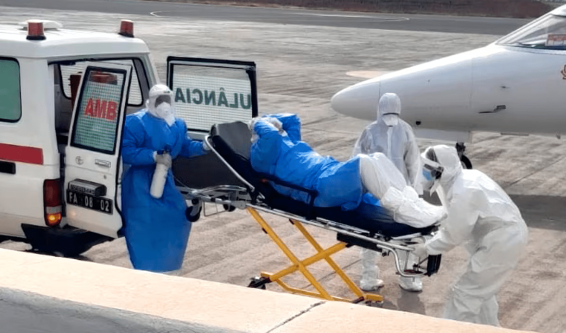 Uno de los pasajeros con síntomas compatibles con hantavirus es evacuado del barco para recibir atención médica en Países Bajos, este miércoles.