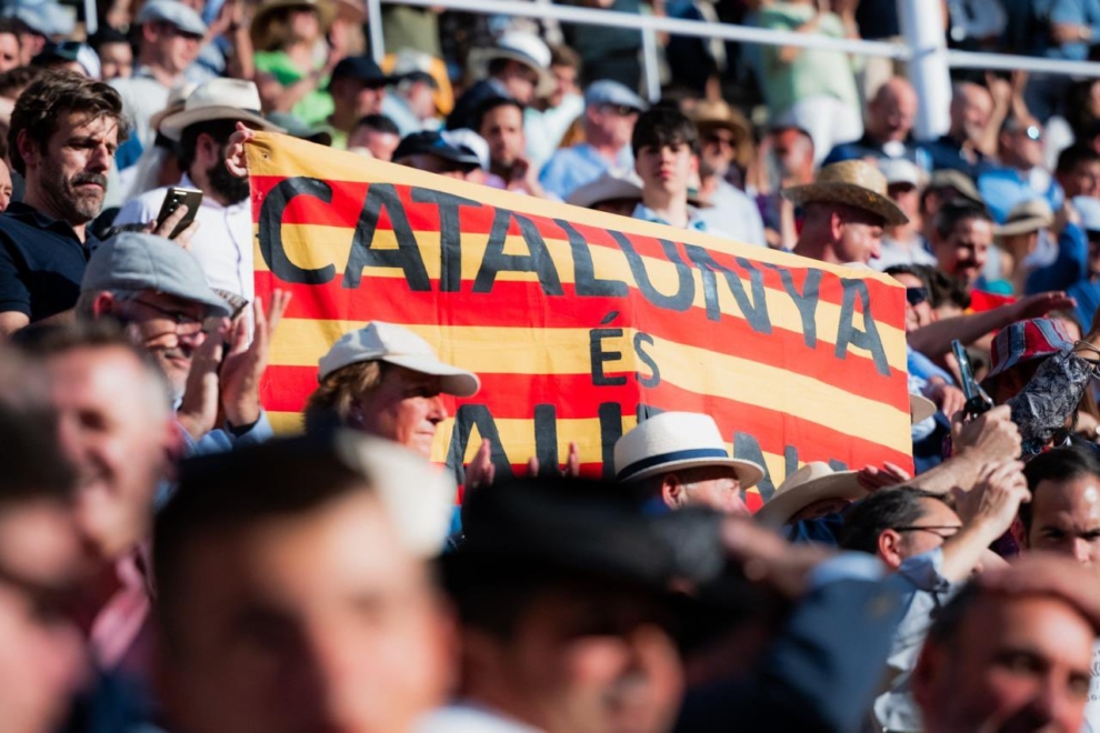 Pancarta de apoyo al novillero catalán Mario Vilau en Las Ventas.
