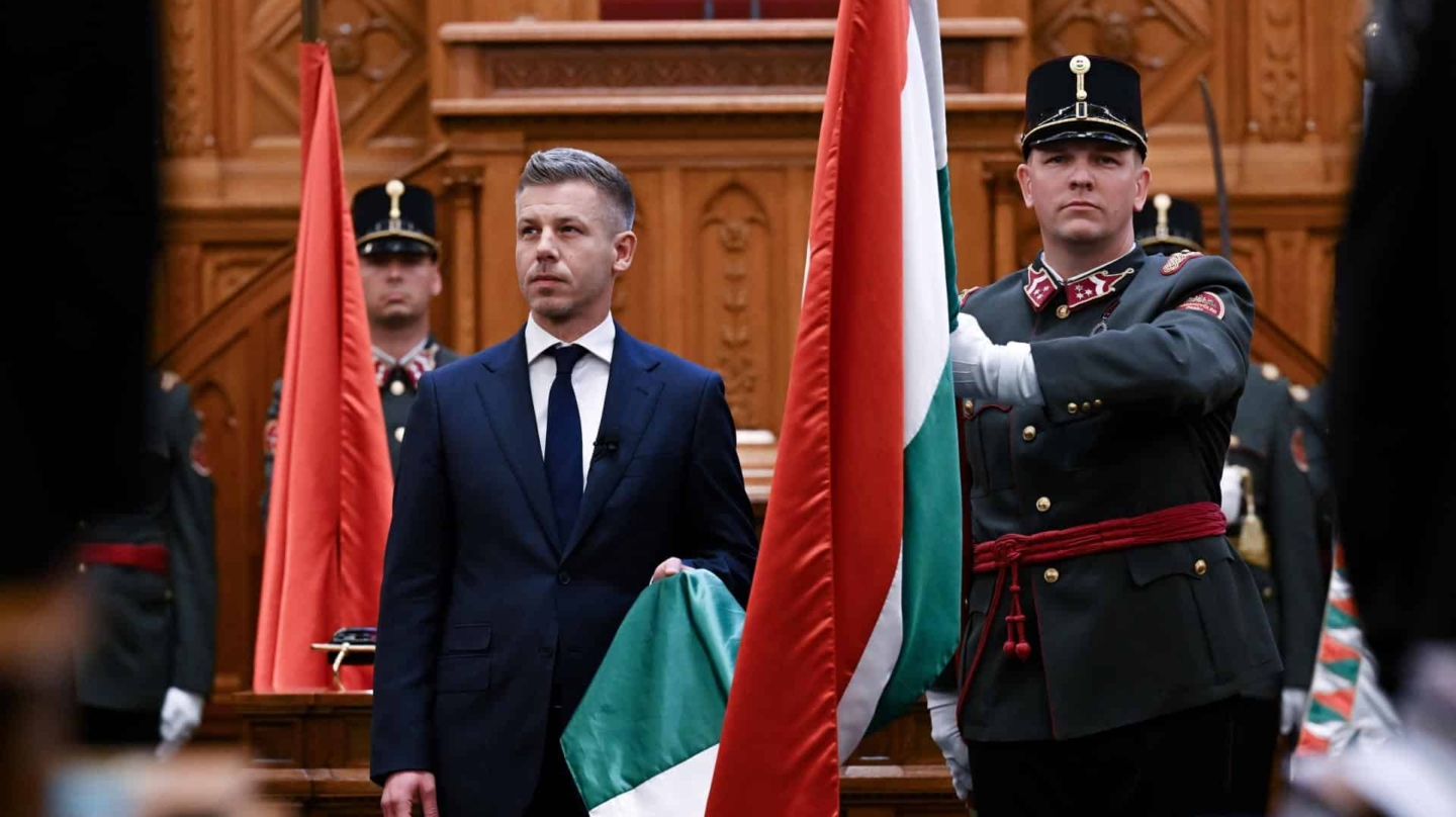 Fin a la era Orbán tras 16 años de mandato: el conservador Péter Magyar asume el gobierno de Hungría
