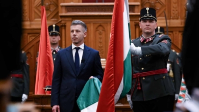 Fin a la era Orbán tras 16 años de mandato: el conservador Péter Magyar asume el gobierno de Hungría