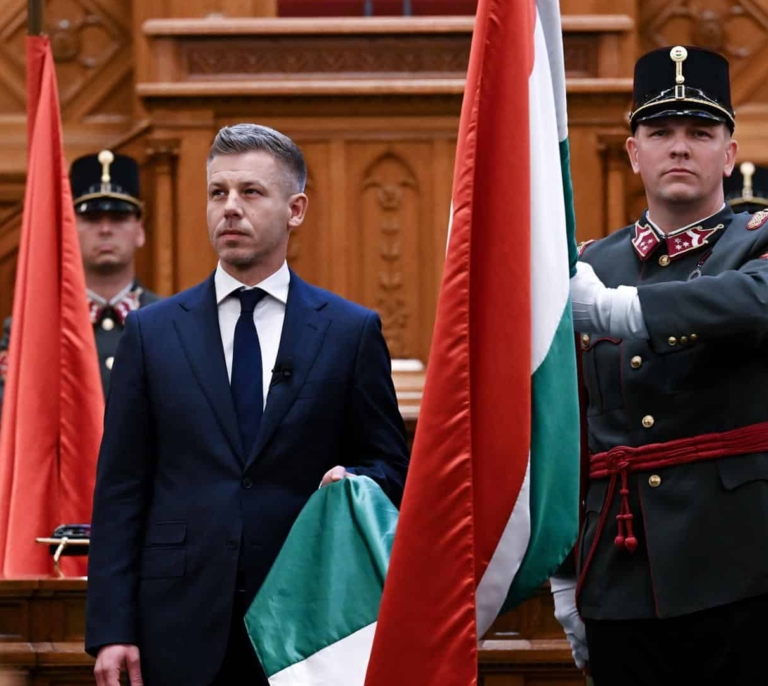 Fin a la era Orbán tras 16 años de mandato: el conservador Péter Magyar asume el gobierno de Hungría