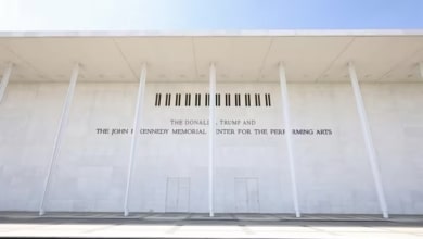 La justicia de EEUU frena el "Kennedy Center de Trump" y ordena retirar su nombre del edificio