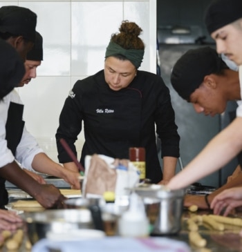 La escuela de cocina de un restaurante con estrella Michelin que ofrece [...]