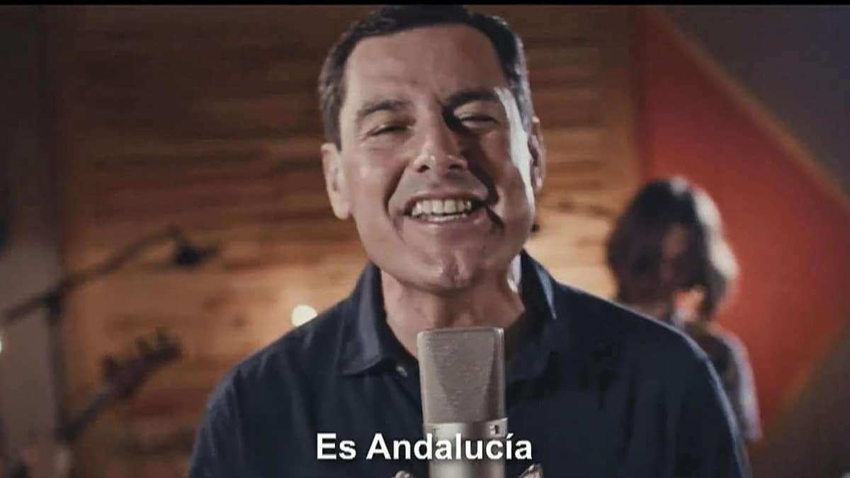 Moreno desvela que es el cantante de 'Kilómetro Sur', el himno de campaña del PP.