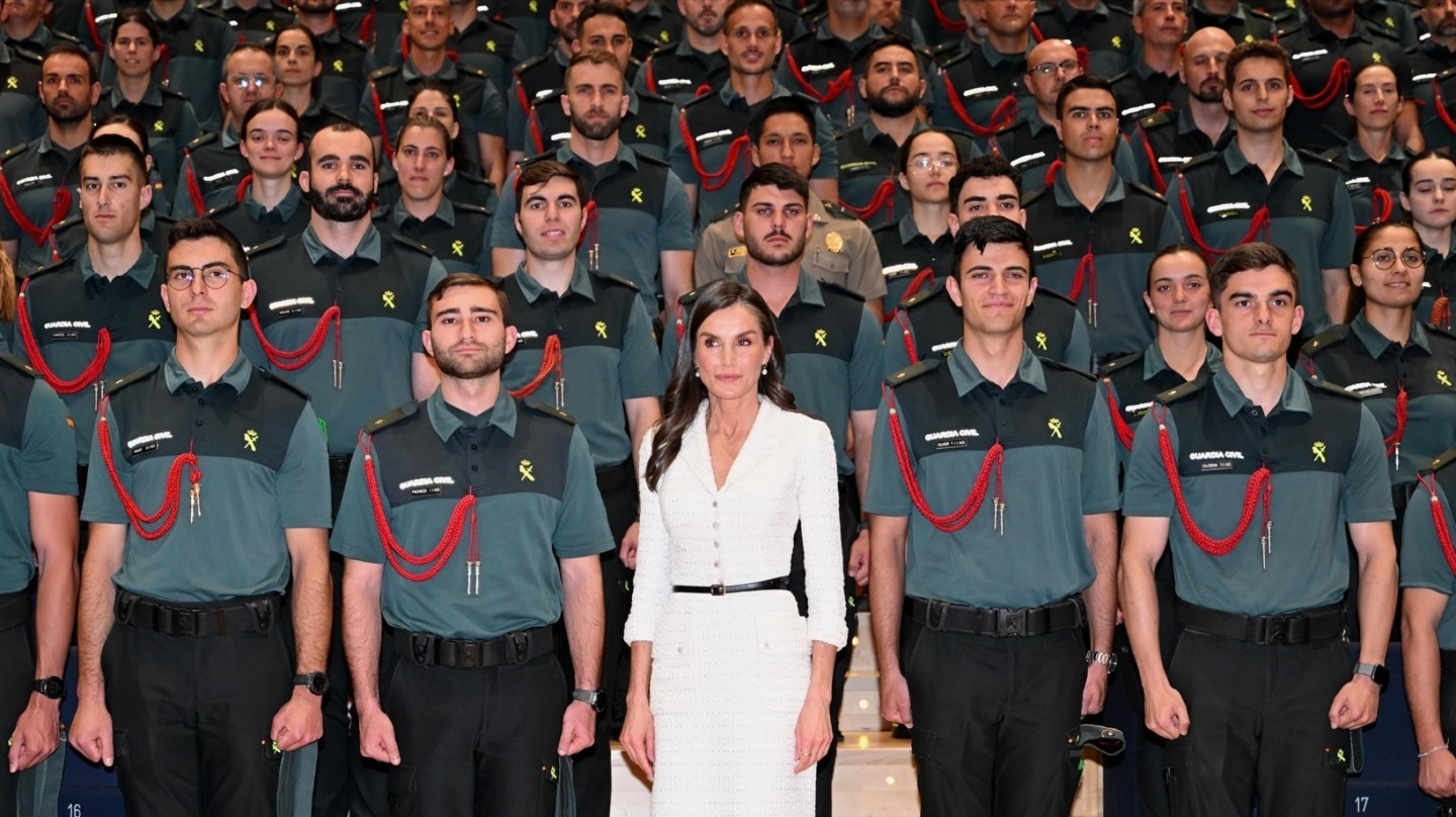 La reina Letizia, 'madrina' de blanco de los oficiales de la Guardia Civil