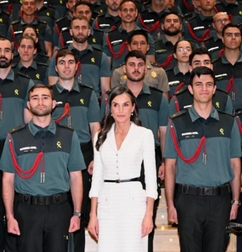 La reina Letizia, 'madrina' de blanco de los oficiales de la Guardia [...]
