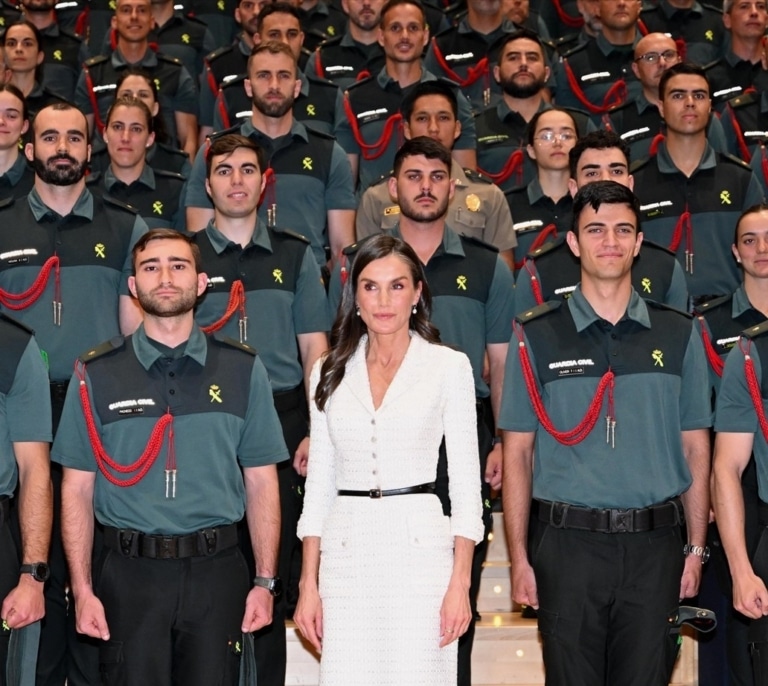 La reina Letizia, 'madrina' de blanco de los oficiales de la Guardia Civil