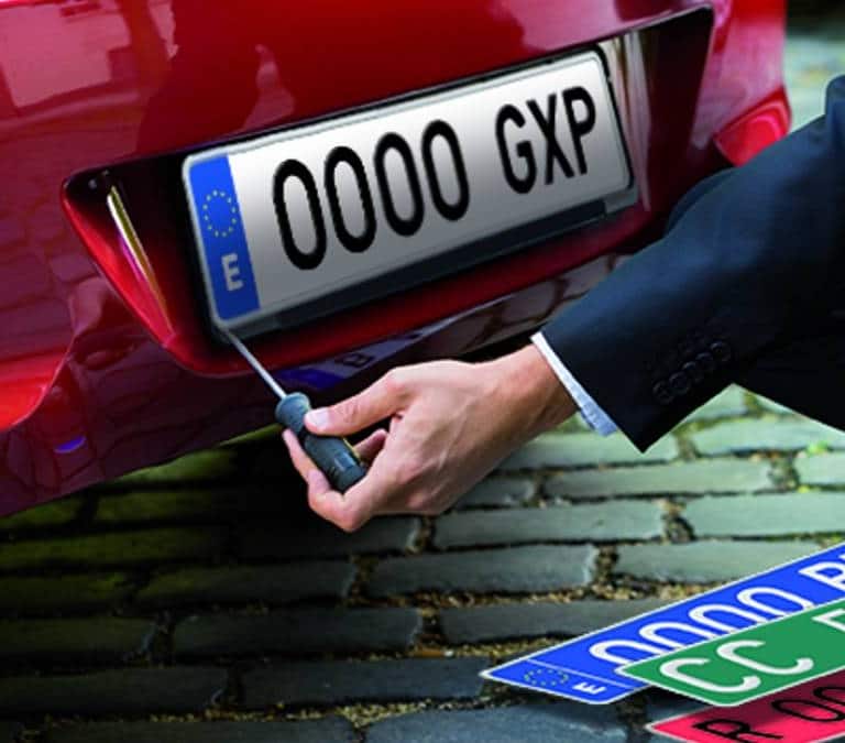 ¿Qué significa que un coche lleve matrícula azul en España?