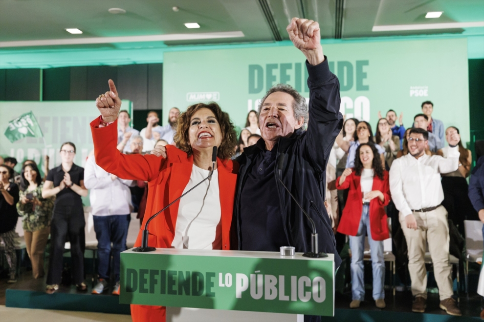 La secretaria general del PSOE-A y candidata a la Presidencia de la Junta de Andalucía, María Jesús Montero, junto al cantante Miguel Ríos, durante la apertura de campaña en Granada, el 30 de abril