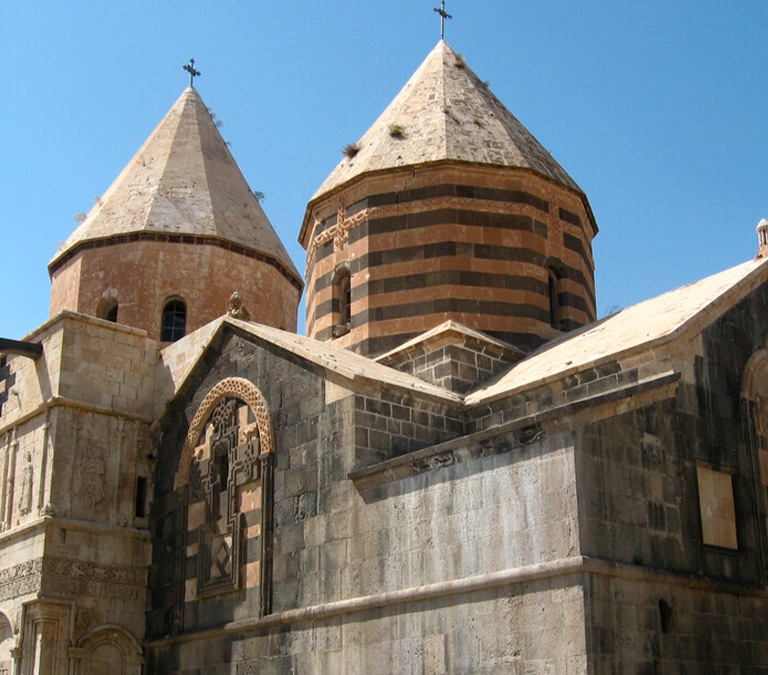 La enigmática iglesia negra de Irán donde murió el apóstol Judas Tadeo