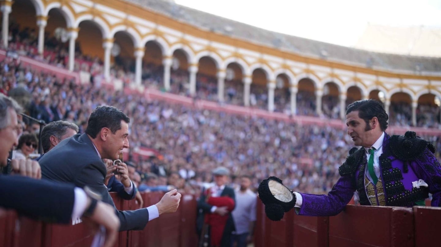 El torero José Antonio Morante, 'Morante de la Puebla', brinda un toro al presidente de la Junta, Juanma Moreno, en mayo de 2025, en la Maestranza de Sevilla