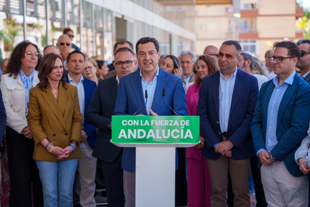 Juanma Moreno antes de visitar el mercado de Almuñécar (Granada)