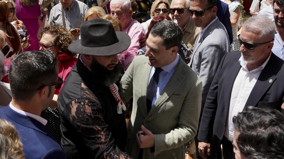 El presidente del PP de Andalucía y candidato a la reelección de la Presidencia de la Junta, Juanma Moreno (c-d), visita la Feria del Caballo de Jerez de la Frontera