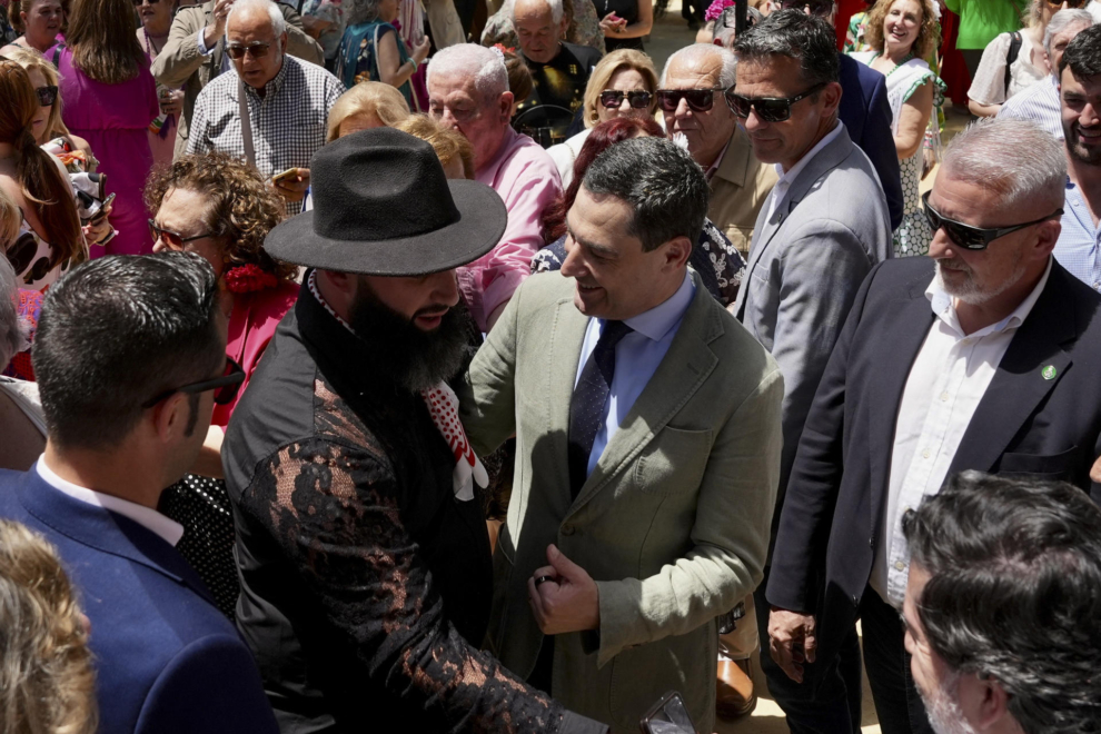 El presidente del PP de Andalucía y candidato a la reelección de la Presidencia de la Junta, Juanma Moreno (c-d), visita la Feria del Caballo de Jerez de la Frontera