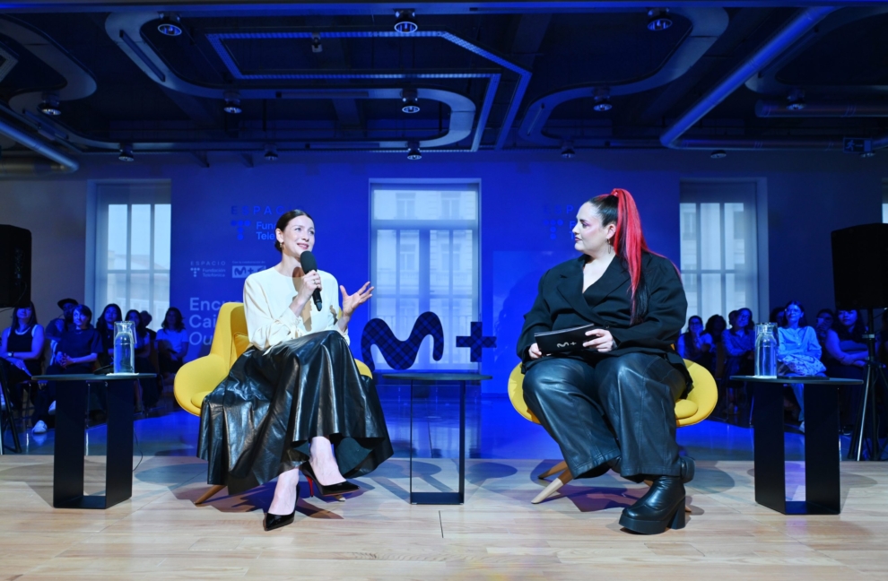 Caitriona Balfe en su visita a Madrid con la creadora de contenido Andrea Compton