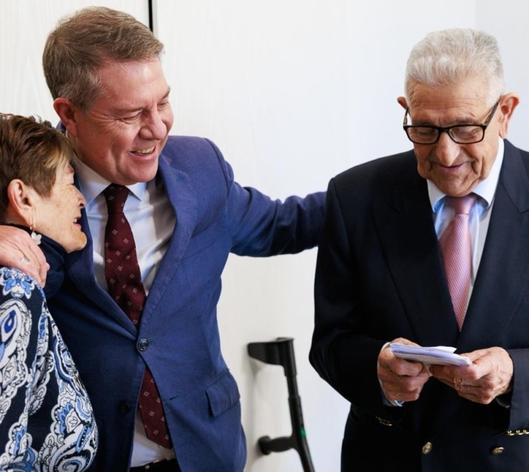 García-Page marca un nuevo objetivo de prestaciones de dependencia en Castilla-La Mancha tras superar el objetivo para la legislatura