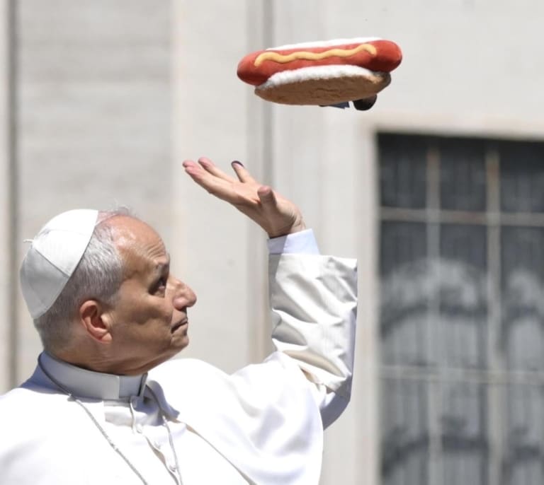 Del perrito caliente 'contra' el papa al árbol de la paz de Meloni: las mejores imágenes del día