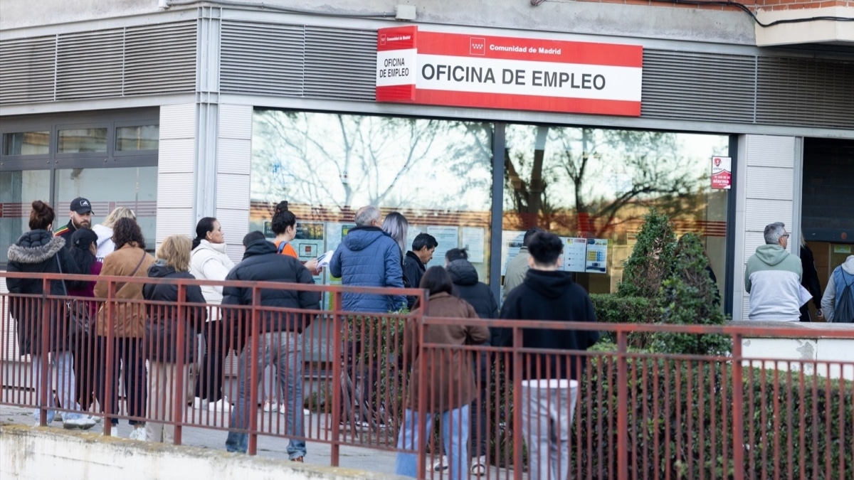 Varias personas hacen cola en una Oficina de Empleo.