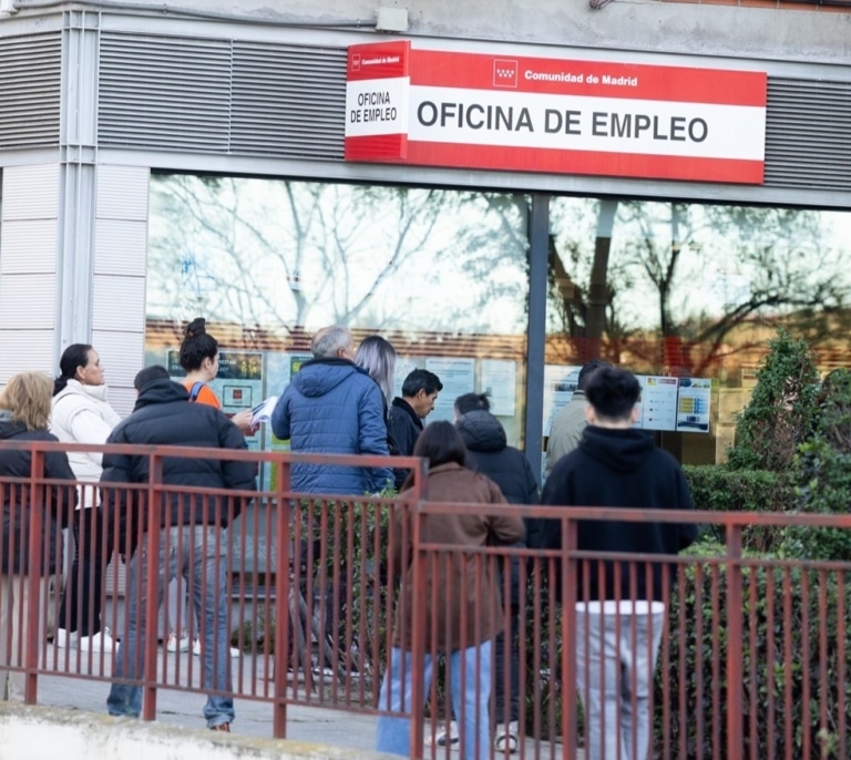 España supera los 22 millones de ocupados y el paro baja de los 2,4 millones