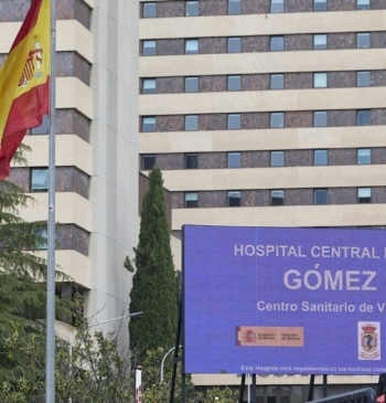 El pasajero aislado por hantavirus en Madrid presenta "febrícula y síntomas respiratorios"