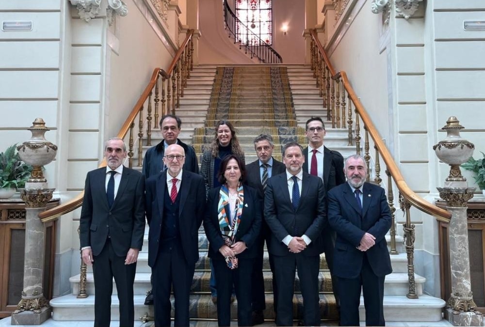 Peramato junto a otros miembros de la Fiscalía, entre ellos Alejando Luzón (el primero por la izquierda) en su reunión con el presidente de la Autoridad Independiente de Protección del Informante (AIPI), Manuel Villoria Mendieta