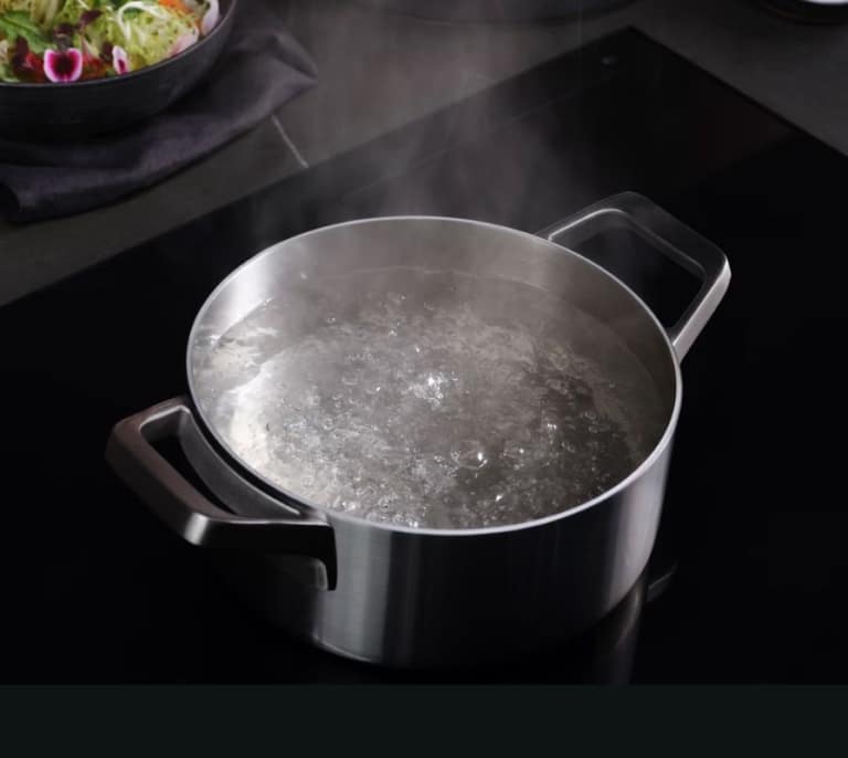 Si todavía cocinas con vitrocerámica, esta placa de inducción AEG va a hacer que cambies de idea