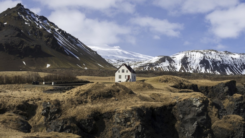 Arquitectura tradicional islandesa con el glaciar Snæfellsjökull de fondo en la península de Snæfellsnes.