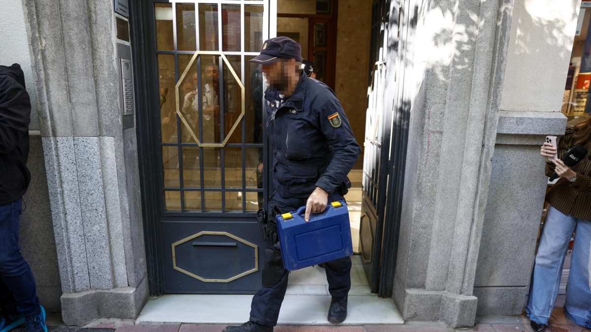Registros en la oficina de Zapatero tras ser imputado por el 'caso Plus Ultra'.