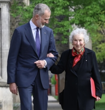 El reencuentro del rey con Margaret Atwood: "Gracias por enseñarnos a leer [...]