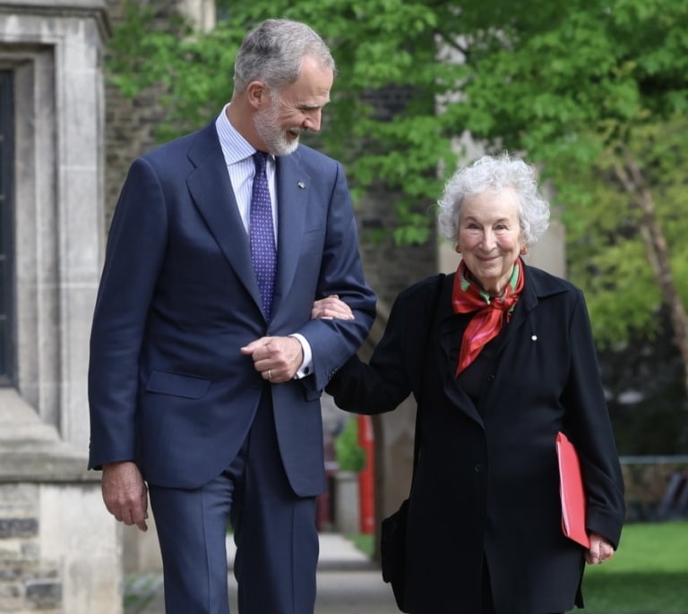 El reencuentro del rey con Margaret Atwood: "Gracias por enseñarnos a leer mejor nuestro tiempo"