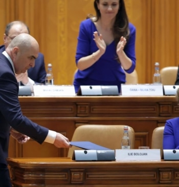 Pacto Frankenstein en Rumanía: socialdemócratas y ultranacionalistas derriban el gobierno de Bolojan