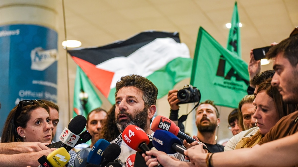 El activista de la Global Sumud Flotilla Saif Abukeshek atiende a los medios a su llegada al Aeropuerto Josep Tarradellas Barcelona-El Prat
