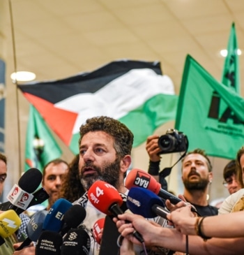El activista Saif Abukeshek al aterrizar en Barcelona tras diez días retenido [...]