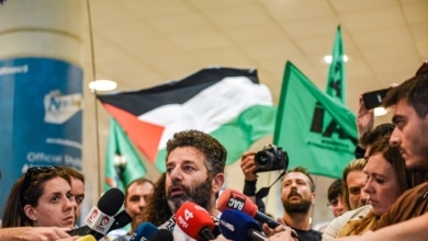 El activista Saif Abukeshek al aterrizar en Barcelona tras diez días retenido por Israel: "Volveré a hacer las maletas"