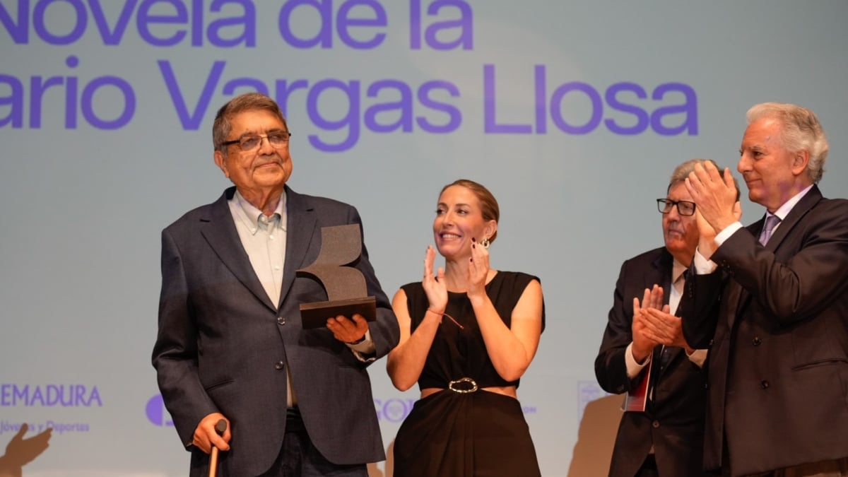 Sergio Ramírez recibe en Cáceres el premio de la VI Bienal de Novela Mario Vargas Llosa el pasado 25 de octubre de manos de la presidenta de Extremadura, María Guardiola, ante Álvaro Vargas Llosa y Juan Manuel Bonet.