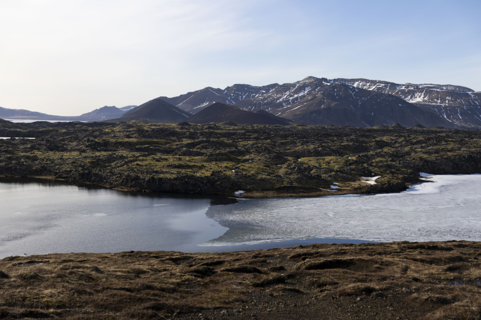 Los campos de lava junto al lago Selvallavatn parcialmente congelado, en el corazón de la península de Snæfellsnes.