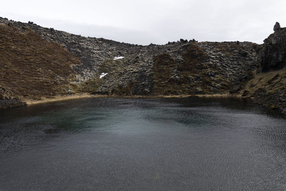 Laguna de agua dulce y origen volcánico cerca de la playa de Djúpalónssandur, en la península de Snæfellsnes.