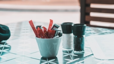 Adiós definitivo a las monodosis de kétchup, azúcar y mermelada: esta es la alternativa para la restauración