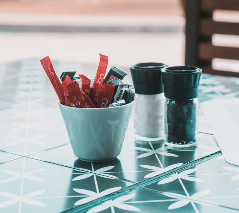 Adiós definitivo a las monodosis de kétchup, azúcar y mermelada: esta es la alternativa para la restauración