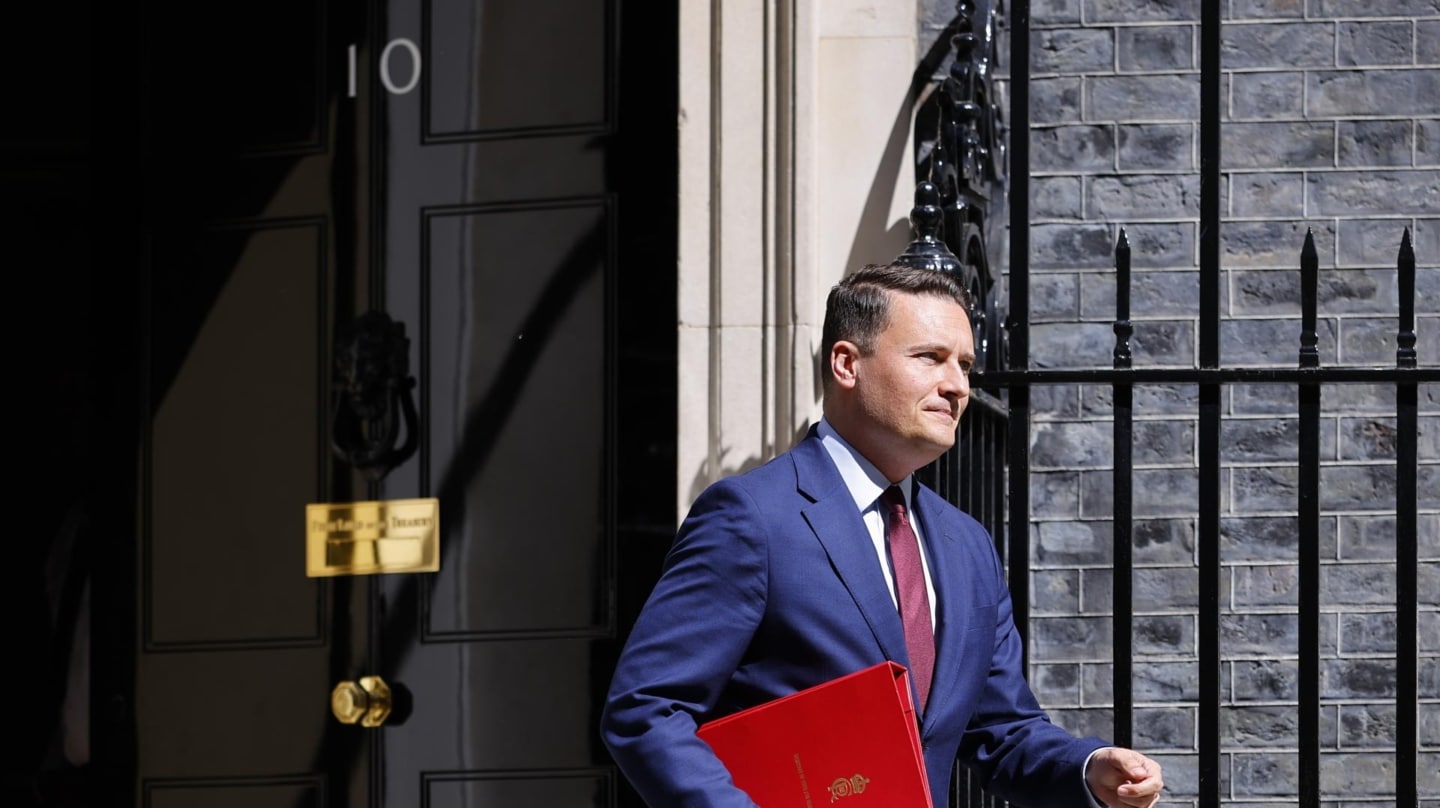 Wes Streeting, ministro de Salud, a su salida de la reunión de gobierno en el 10 de Downing Street.