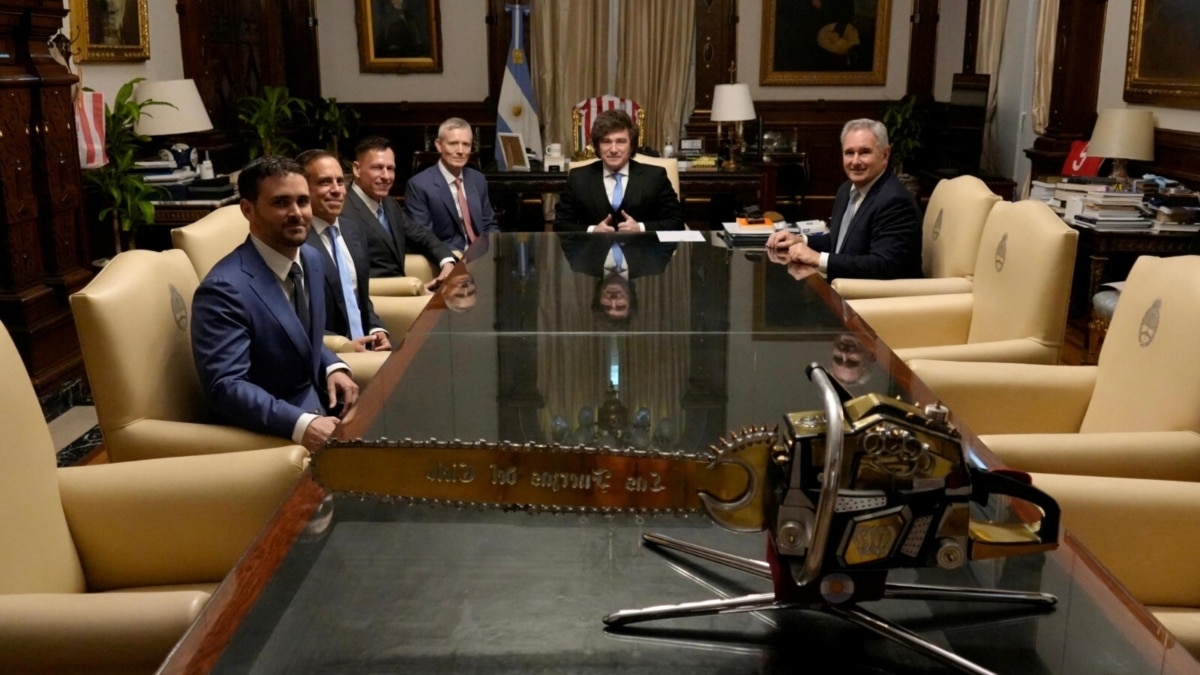 El presidente argentino, Javier Milei, centro, en su audiencia al empresario Peter Thiel, tercero a la izquierda, en el Palacio Presidencial de Buenos Aires.