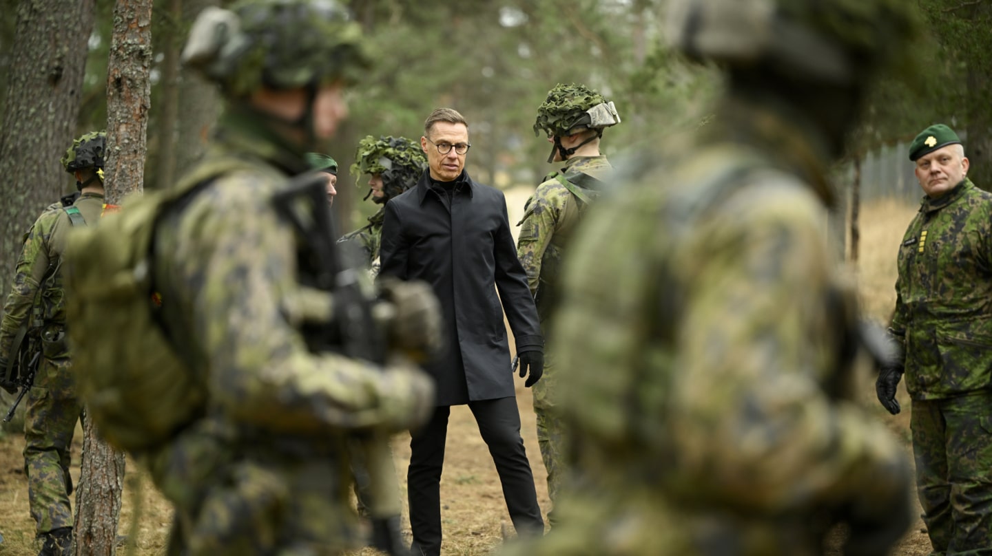 El presidente de Finlandia, Alexander Stubb, visita la brigada Uusimaa.