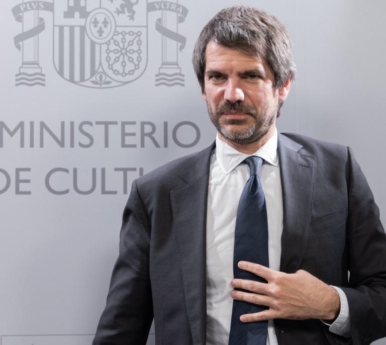 El ministro Urtasun elige sus batallas culturales, y el antisemitismo de Kanye West no es una de ellas